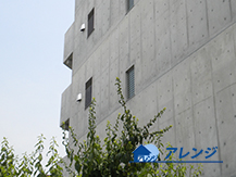 浸透性常温安定ガラス生成剤をコンクリート表面に塗ったコンクリート建物